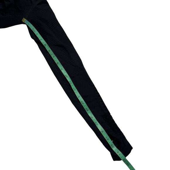 GYMSHARK Glow Long Sleeve Crop Top in Black Size XS Womens Cutouts Thumbhole - Picture 7 of 7